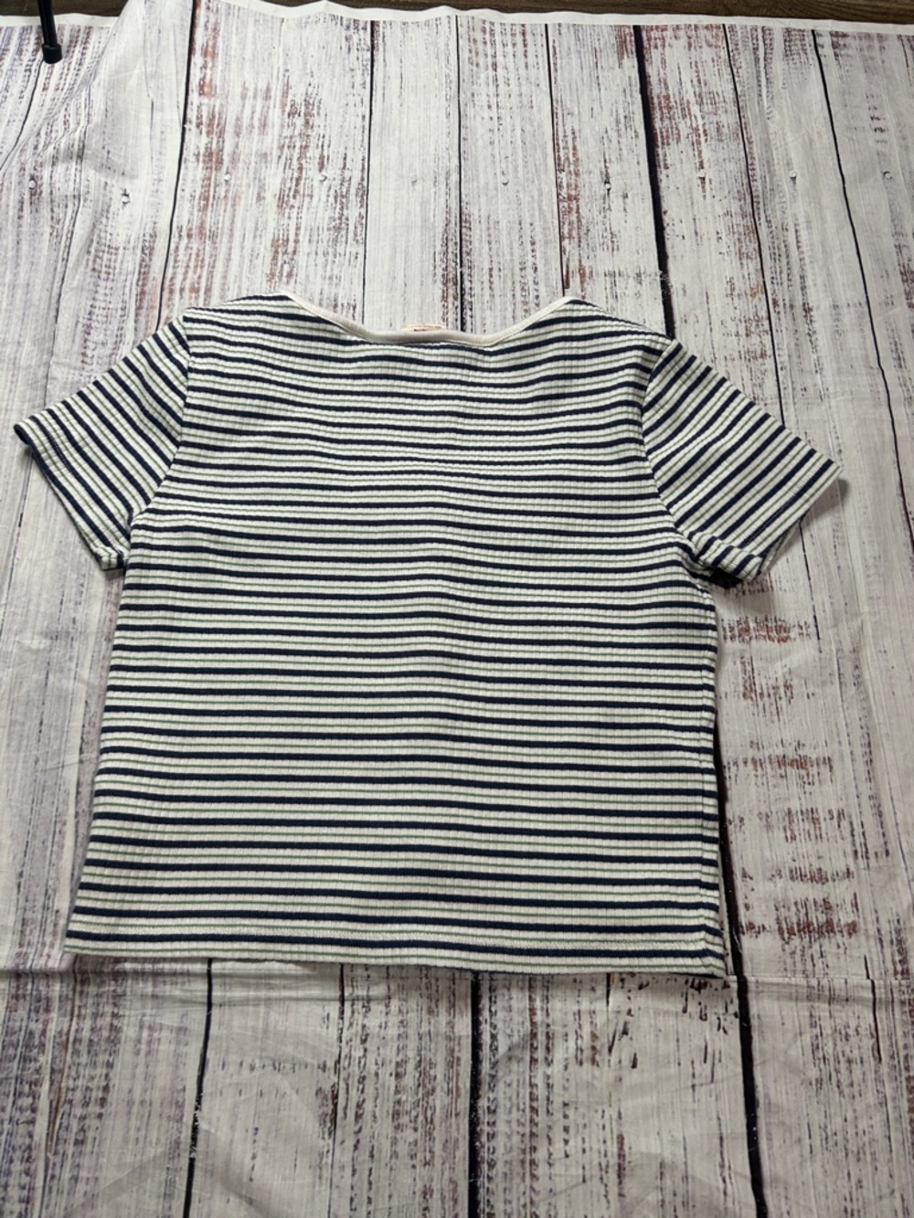 Levi’s Women's Britt Cropped Snap-Front Short-Sleeve Top - Picture 2 of 3